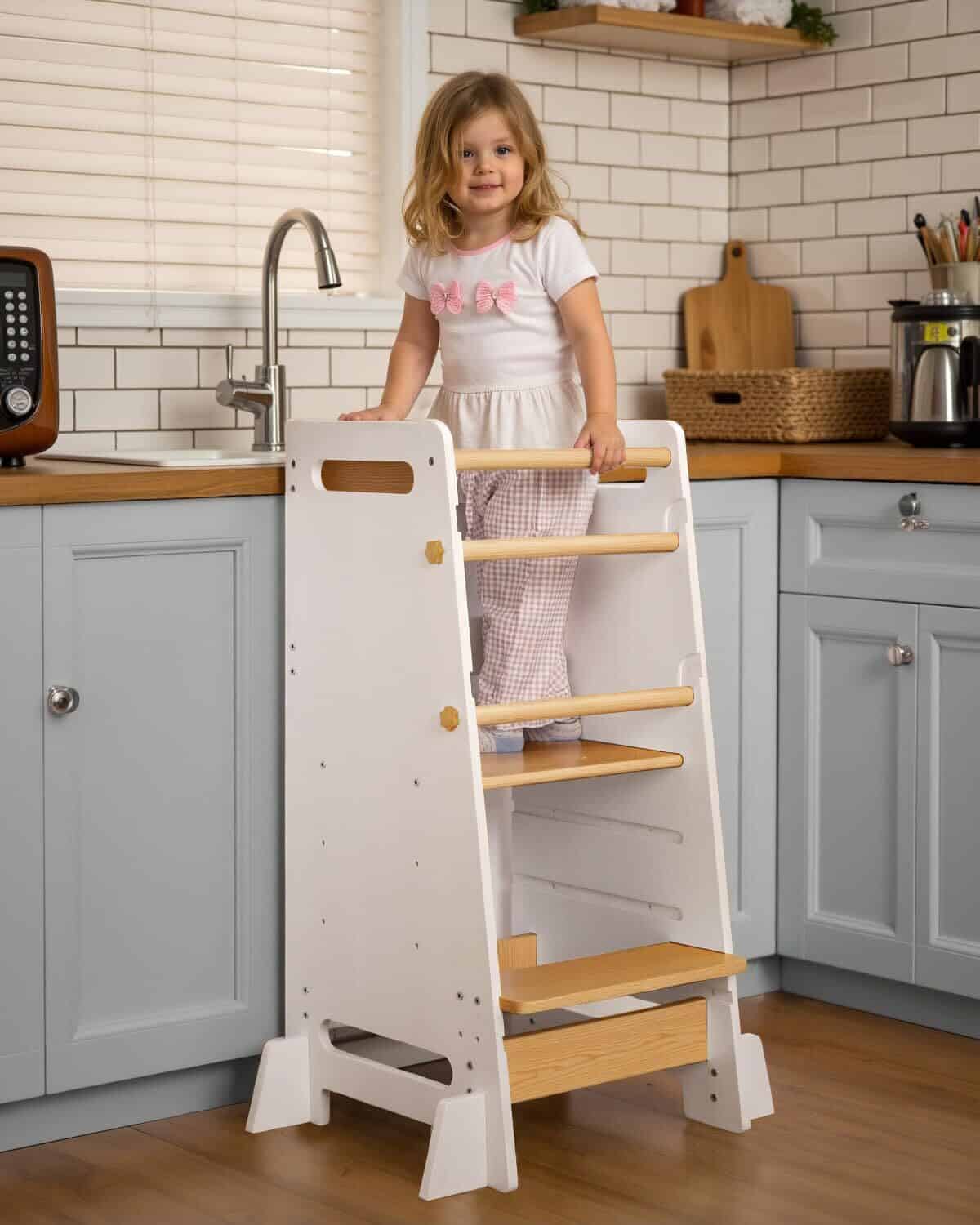 Test du marchepied Montessori pour enfants : l'apprentissage en cuisine