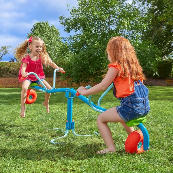 TP Toys Spiro Scie à Bascule rebondissante et rotative pour Enfants, Pieds rembourrés pour protéger Les sols, Guidon incliné, piquets de Sol, Roues en Caoutchouc, Jouets Actifs de Jardin et